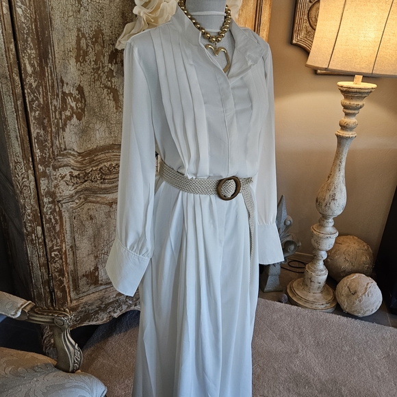 Elegant White Pleated-Front Maxi Dress with Long Sleeves - Picture 4 of 13